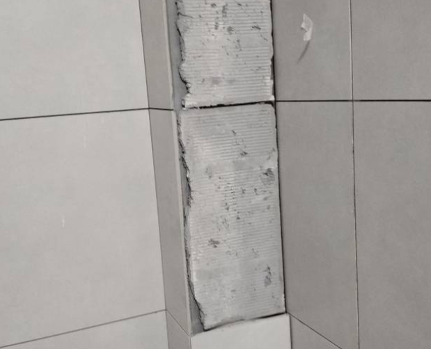 贞丰瓷砖空鼓维修公司分享下瓷砖施工前基层浇水润湿程度不足，可能导致以下问题