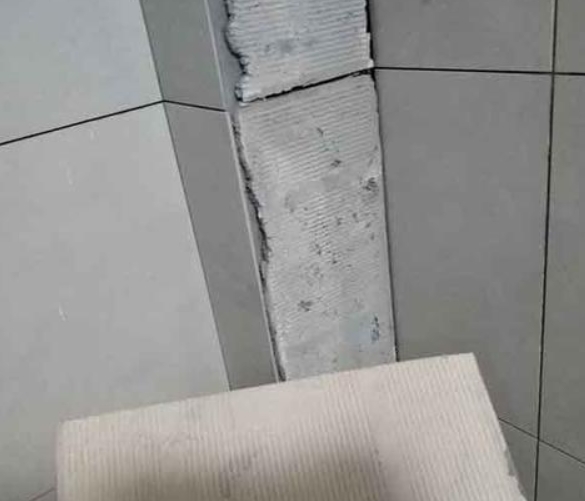贞丰瓷砖空鼓维修公司分享下厨房瓷砖脱落的补救措施。